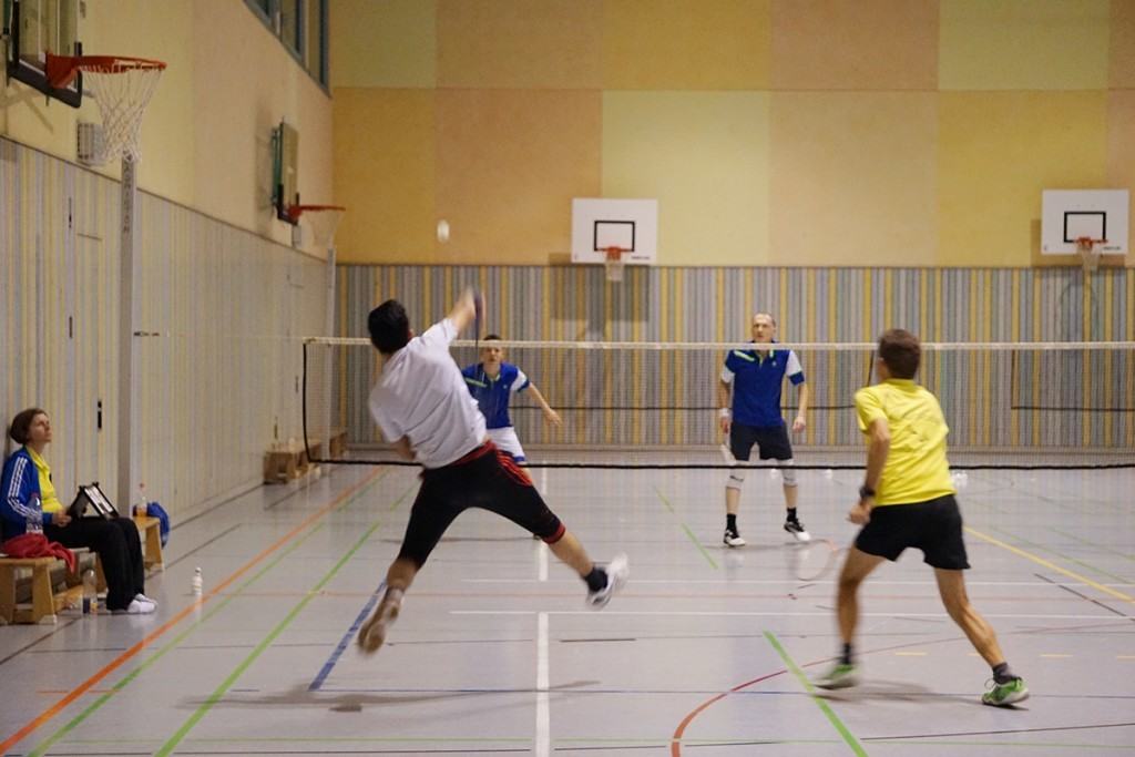 Ali (vorne links) und Jan-Pieter (vorne rechts) im 2. Herrendoppel gegen Tim Armbrüster (hinten links) und Markus Schilli (hinten rechts)